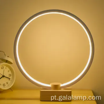 Lâmpada de mesa de madeira inovadora com conectividade USB